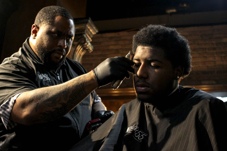 Kirpyklos Veidrodis: Stilingas Ir Funkcionalus Aksesuaras Jūsų Salonui