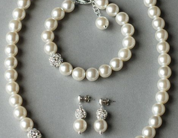 Perlų vėrinys – klasikinis elegancijos simbolis