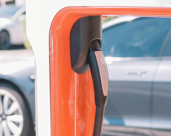 Nemokamos įkrovimo stotelės: galimybės, nauda ir ateities perspektyvos